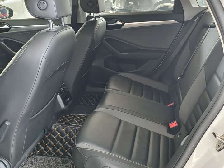 Фото 14 - Volkswagen Sagitar L