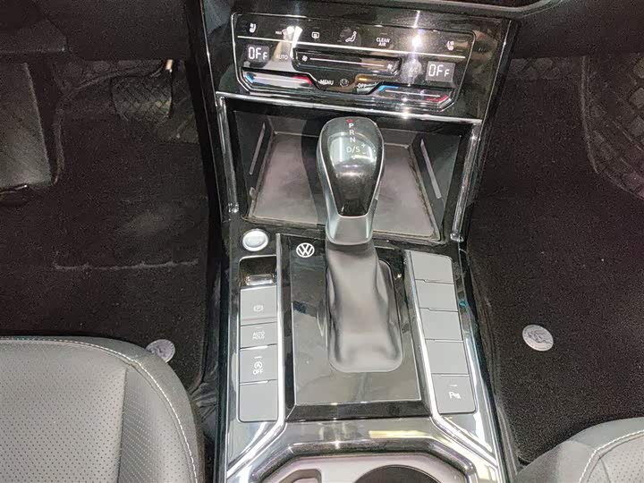 Фото 14 - Volkswagen Passat