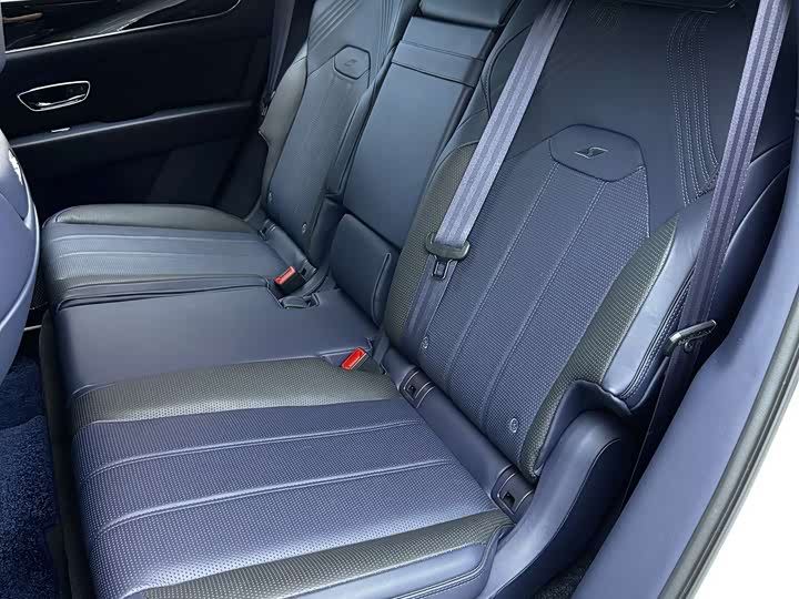 Фото 22 - Bentley Bentayga