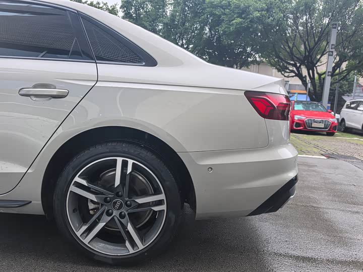 Фото 12 - Audi A4L