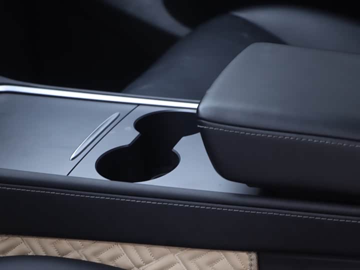 Фото 14 - Tesla Model Y