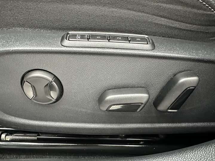 Фото 12 - Volkswagen Golf