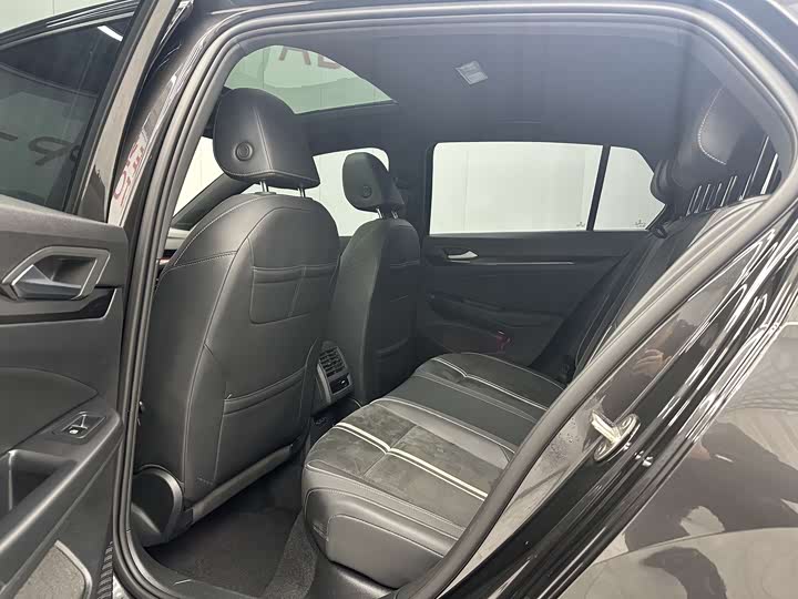 Фото 5 - Volkswagen Golf