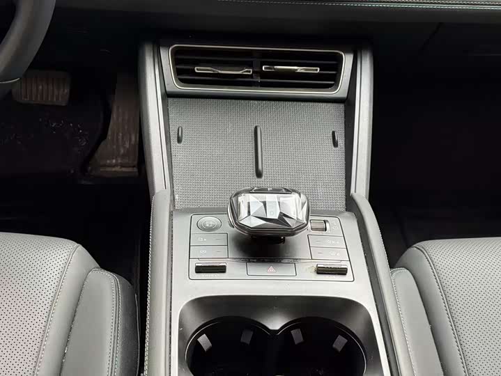 Фото 13 - BYD Qin L