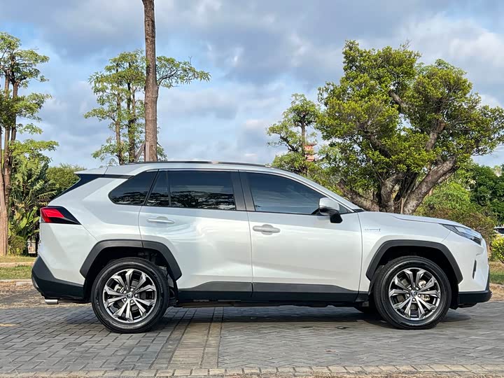 Фото 10 - Toyota RAV4