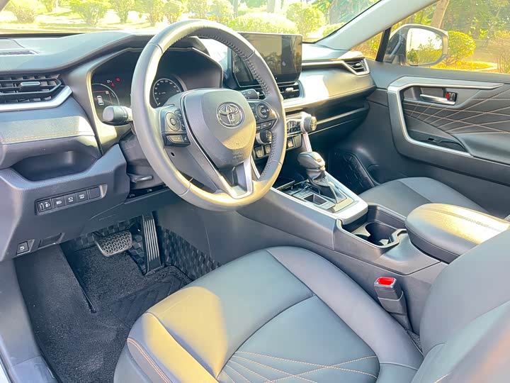 Фото 13 - Toyota RAV4