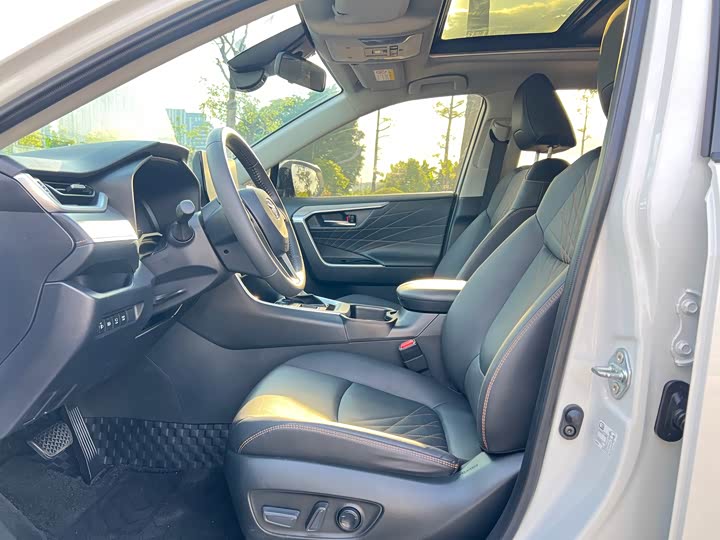 Фото 14 - Toyota RAV4