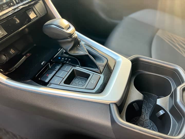 Фото 16 - Toyota RAV4