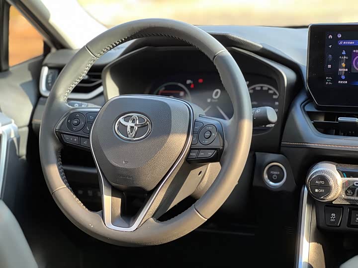 Фото 19 - Toyota RAV4