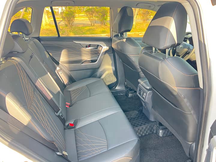 Фото 20 - Toyota RAV4