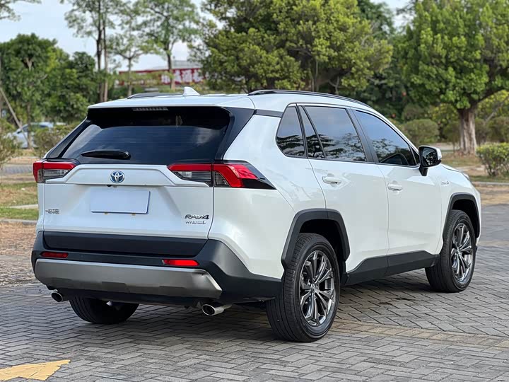 Фото 9 - Toyota RAV4