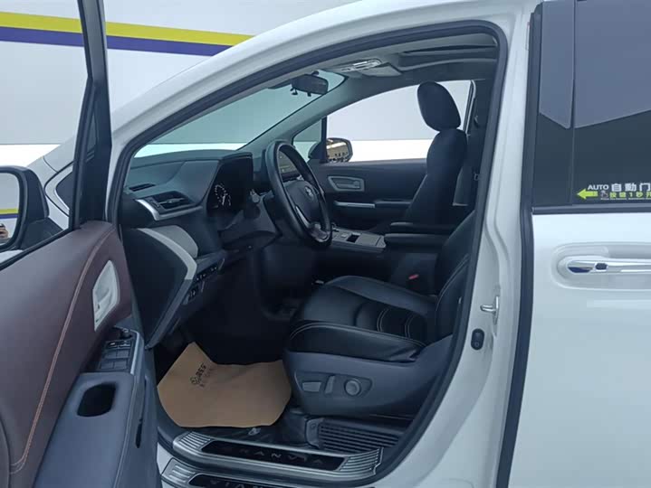 Фото 9 - Toyota Granvia