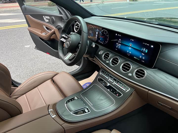 Фото 13 - Mercedes-Benz E-Class