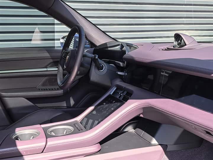 Фото 11 - Porsche Taycan