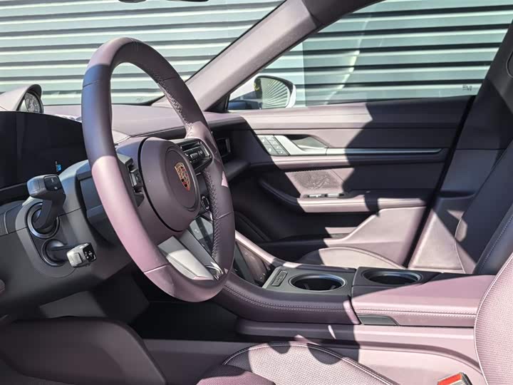 Фото 17 - Porsche Taycan