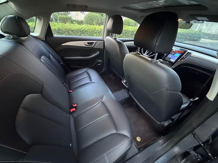 Фото 15 - Roewe i6 Max EV