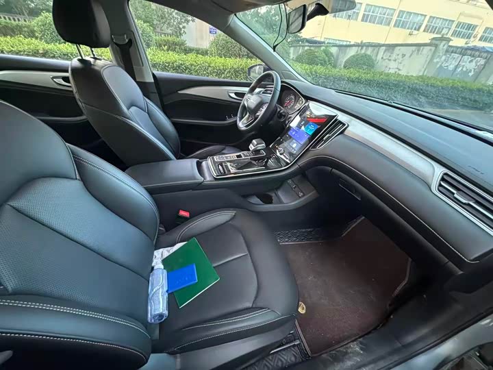 Фото 16 - Roewe i6 Max EV