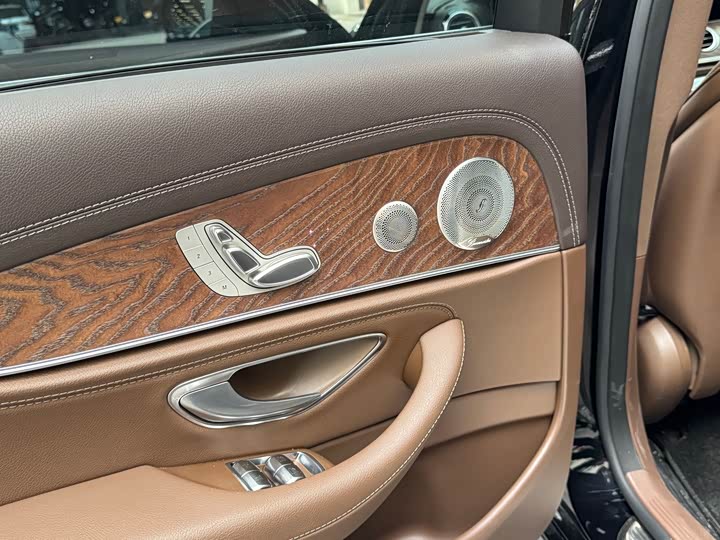 Фото 10 - Mercedes-Benz E-Class