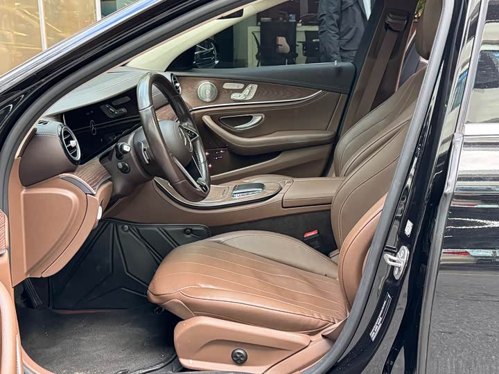 Фото 6 - Mercedes-Benz E-Class