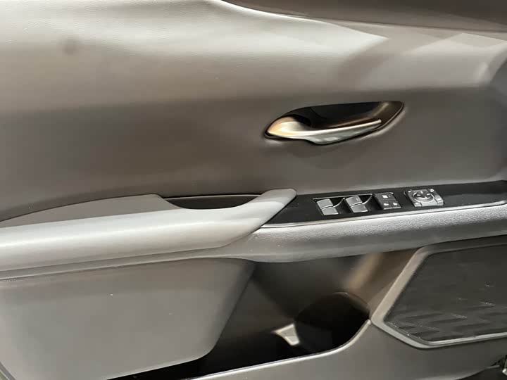 Фото 11 - Lexus UX