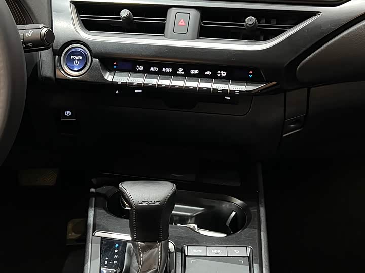 Фото 17 - Lexus UX