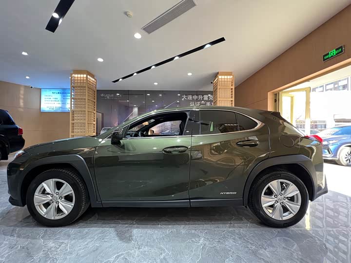 Фото 3 - Lexus UX