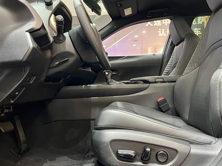 Фото 9 - Lexus UX