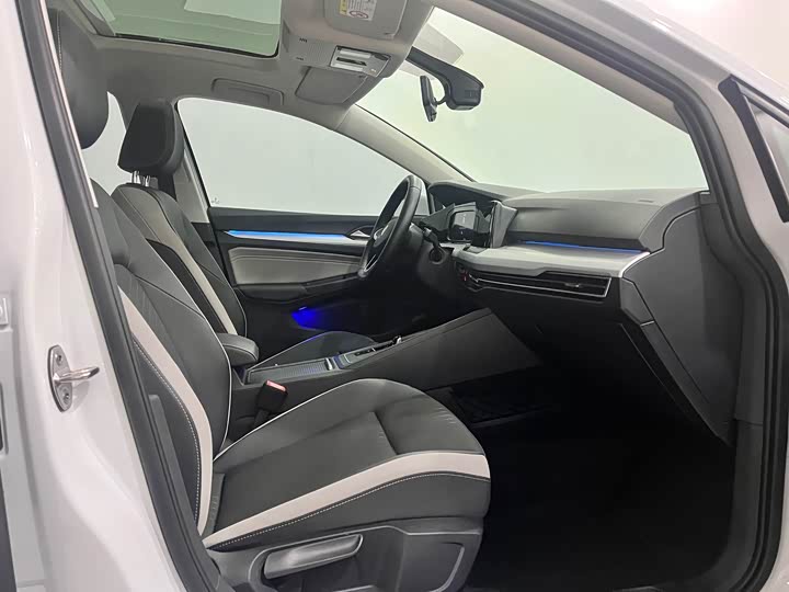 Фото 10 - Volkswagen Golf