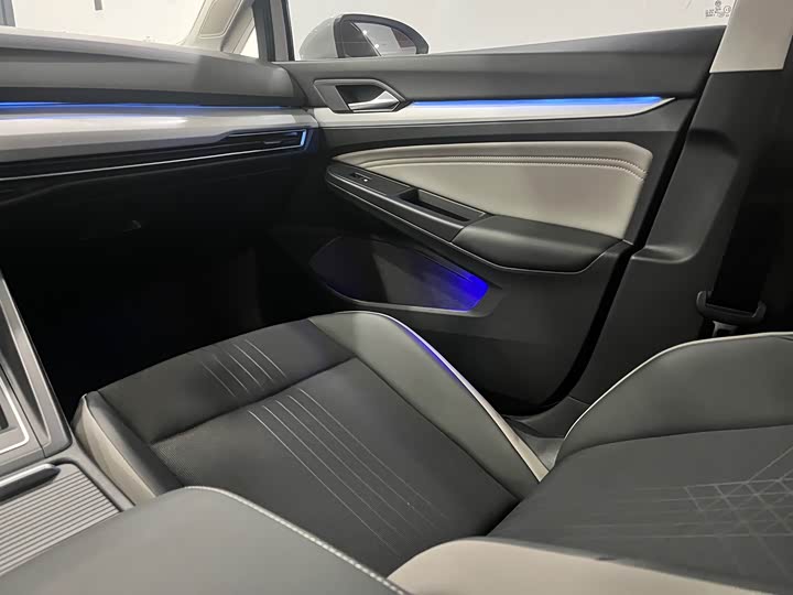 Фото 16 - Volkswagen Golf