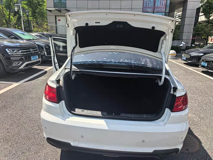 Фото 11 - Geely Emgrand EV/Hybrid