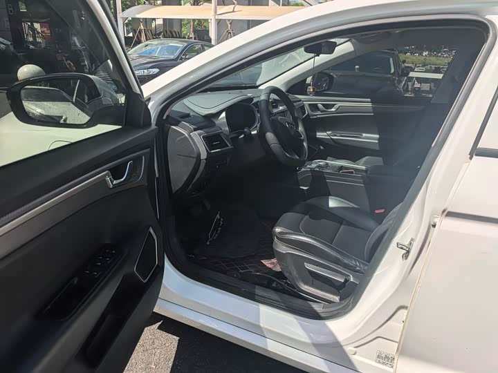 Фото 15 - Geely Emgrand EV/Hybrid