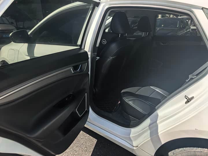 Фото 16 - Geely Emgrand EV/Hybrid