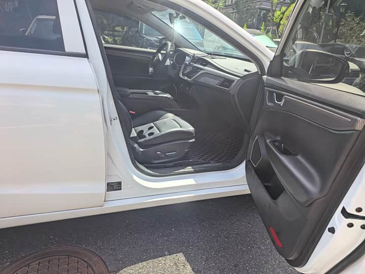 Фото 5 - Geely Emgrand EV/Hybrid