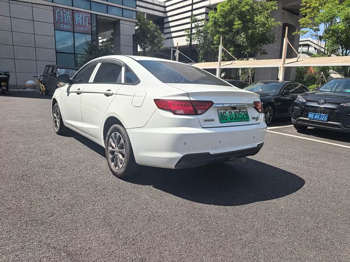 Фото 9 - Geely Emgrand EV/Hybrid