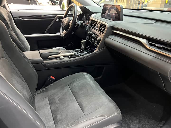 Фото 14 - Lexus RX