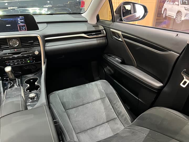 Фото 16 - Lexus RX