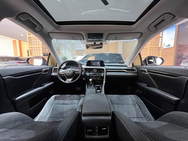 Фото 18 - Lexus RX