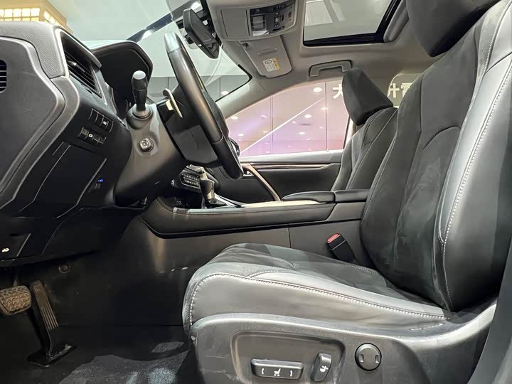 Фото 9 - Lexus RX