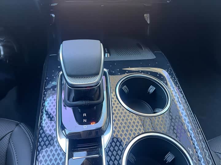 Фото 4 - Hongqi HS3 Hybrid