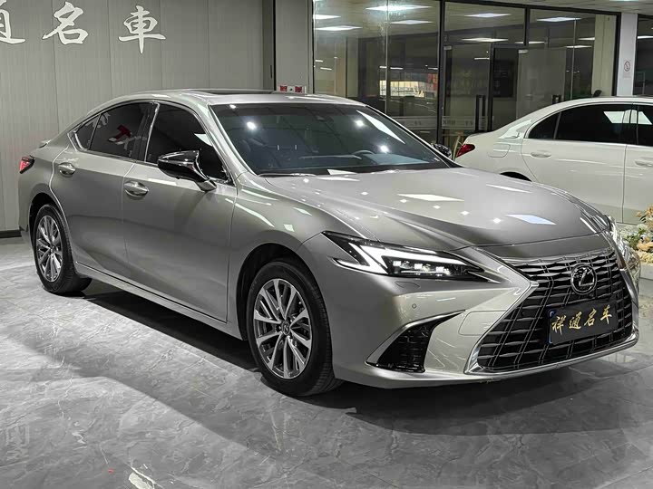 Фото 2 - Lexus ES