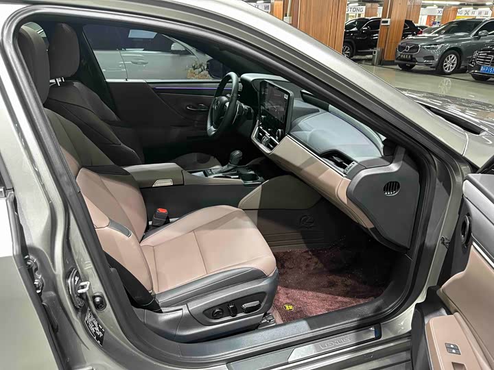 Фото 6 - Lexus ES