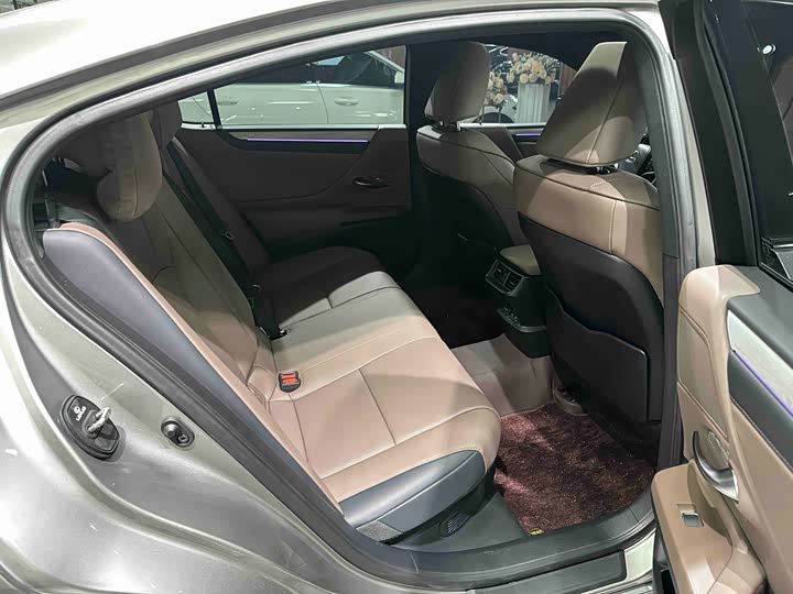 Фото 7 - Lexus ES