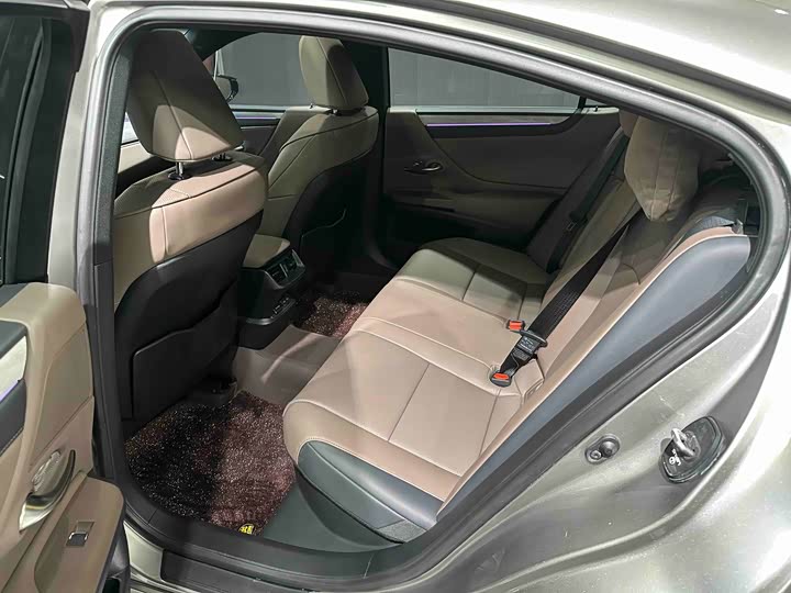 Фото 8 - Lexus ES