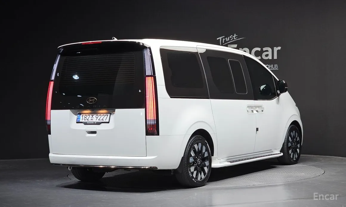 Фото 2 - Hyundai Staria