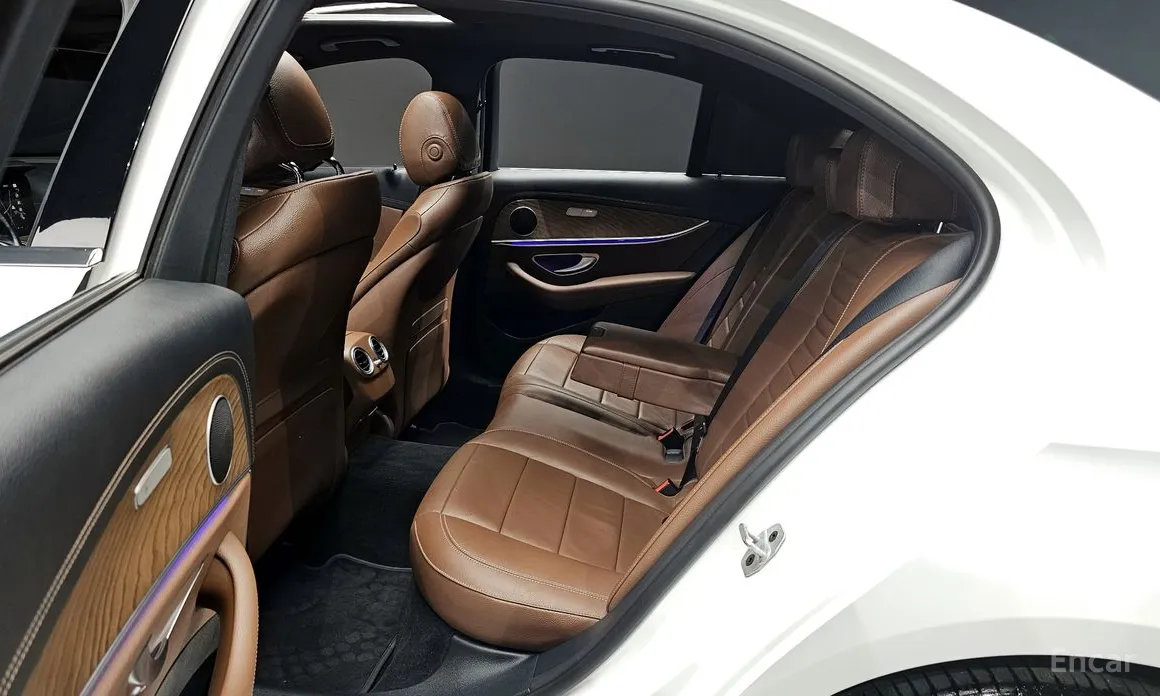 Фото 12 - Mercedes-Benz E-Class