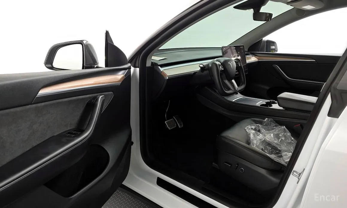 Photo 10 - Tesla Model Y