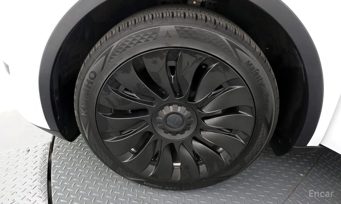 Photo 5 - Tesla Model Y