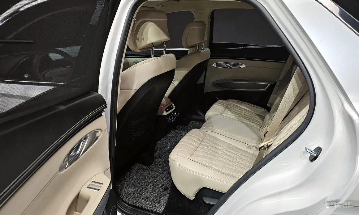 Photo 12 - Genesis GV70