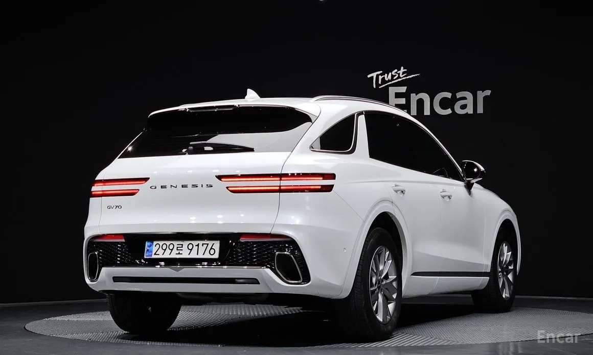 Photo 2 - Genesis GV70
