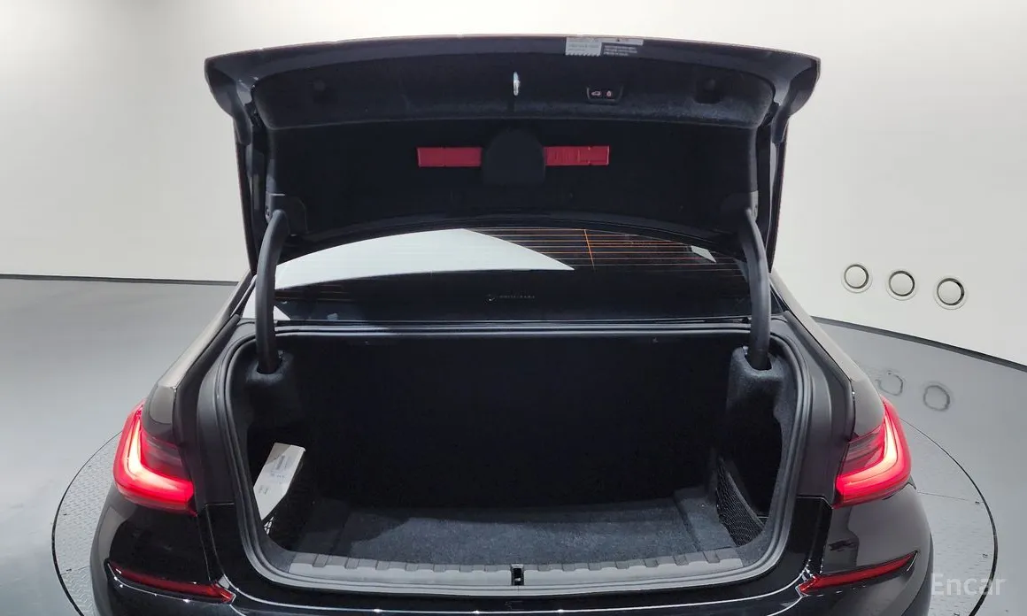 Photo 20 - BMW 3 Series